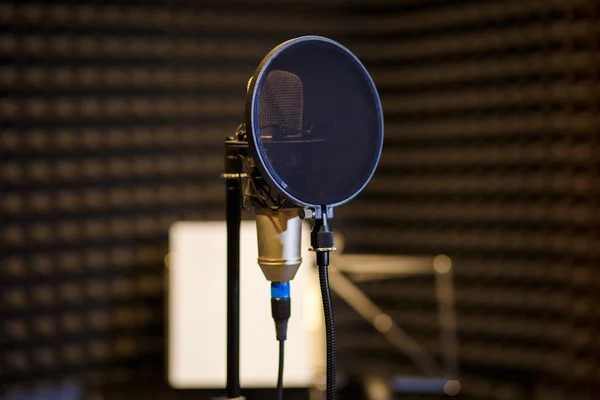 Microfone na sala de gravação vocal escura — Fotografia de Stock