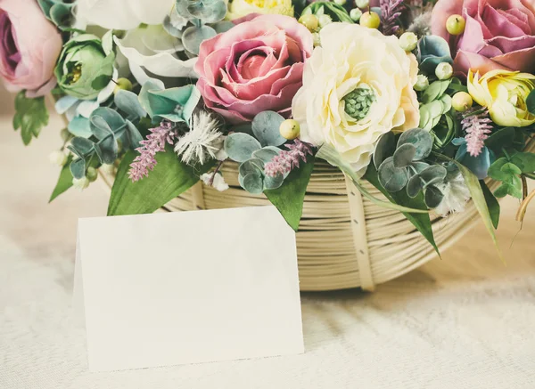 Delicado buquê floral com cartão em branco para texto — Fotografia de Stock