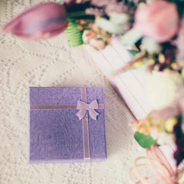 Bella scatola viola per un regalo in fiori — Foto Stock