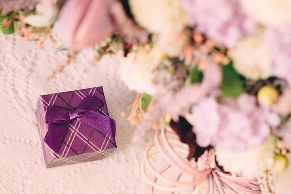 Hermosa caja púrpura para un regalo en flores —  Fotos de Stock