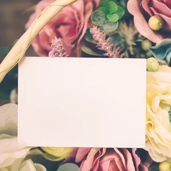 Delicado buquê floral com cartão em branco para texto — Fotografia de Stock