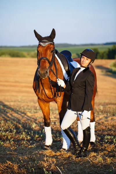 Mujer feliz con caballo - Hermosa joven a caballo al lado de su animal — Foto de Stock