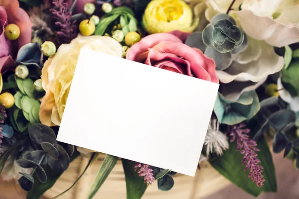 Delicado ramo floral con tarjeta en blanco para texto — Foto de Stock