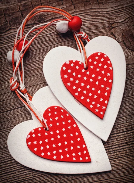 Corazones de Navidad cosidos blancos y rojos sobre fondo de madera, para saludos Día de San Valentín —  Fotos de Stock