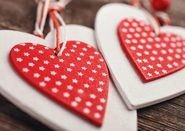 Corazones de Navidad cosidos blancos y rojos sobre fondo de madera, para saludos Día de San Valentín —  Fotos de Stock
