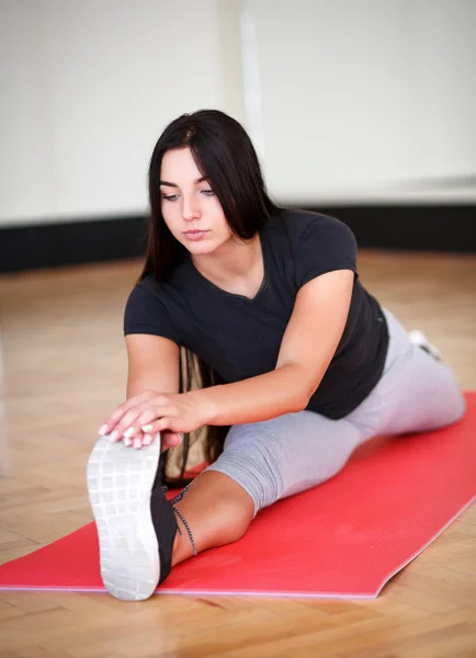 Kvinnor gör stretching i fitness-klubben — Stockfoto
