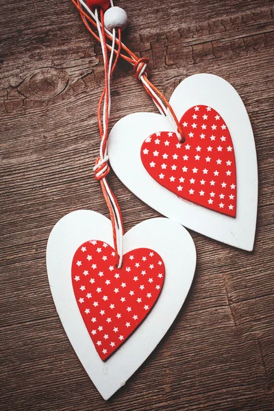 Símbolos de amor y afecto. dos corazones sobre un fondo de madera . — Foto de Stock