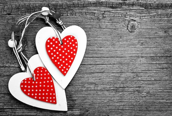 Bílé a červené vánoční srdce na dřevěné pozadí, za pozdravy Valentýn — Stock fotografie
