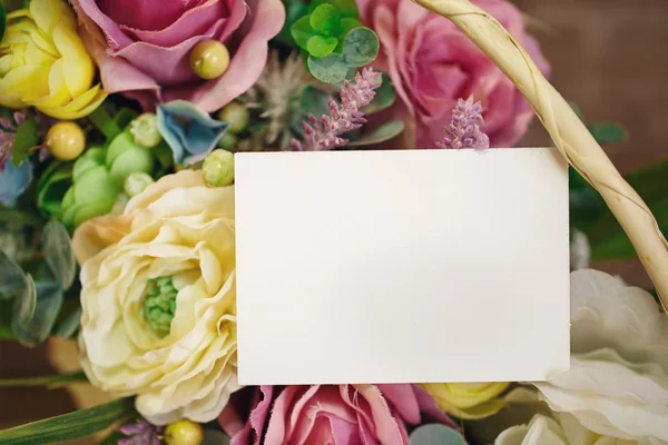 Bloemen in mand op de houten achtergrond. Ruimte voor tekst. — Stockfoto