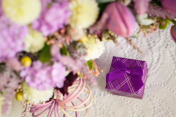 Decoración floral con caja para un regalo, espacio para copiar —  Fotos de Stock