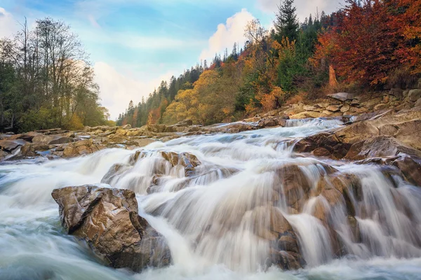 Paisagem rio de montanha na floresta de outono. Vista das corredeiras pedregosas . — Fotografia de Stock