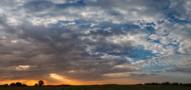 Sahada gün batımı