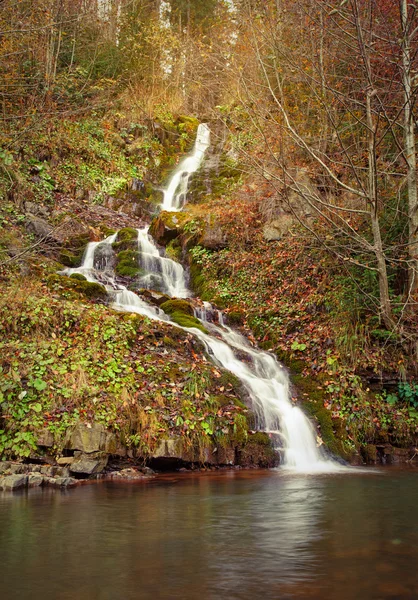 Cachoeira bonita na floresta, paisagem de outono — Fotografia de Stock