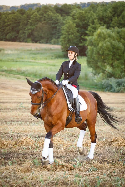 Mulher montando um cavalo. Desportista equestre jockey — Fotografia de Stock