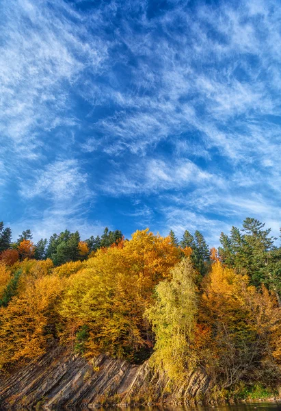 Bela montanha e costa rochosa na floresta de outono — Fotografia de Stock