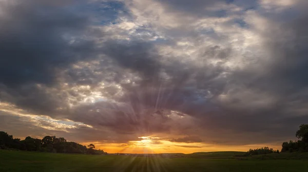 Puesta de sol sobre el campo —  Fotos de Stock