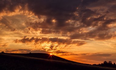 dağın üstünden güneş batıyor,