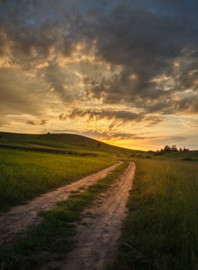 Bozkır günbatımı için yolda