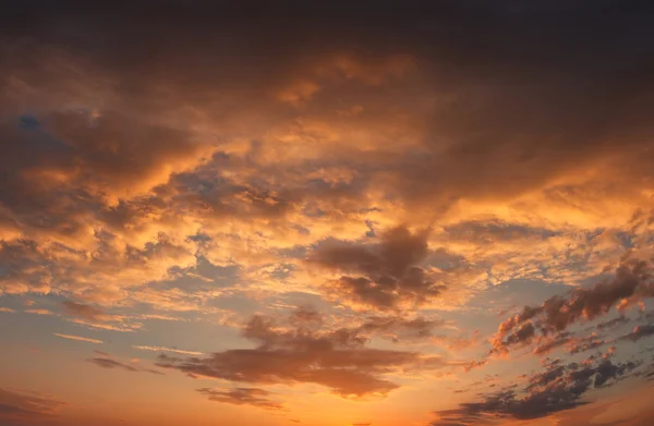 Zonsondergangen, grote gele wolk in het licht van de avond zon — Stockfoto