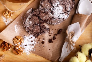 Kahverengi bir masada çikolata parçalı kurabiyeler. Tatlı menüsü..
