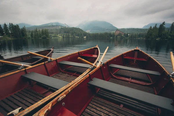 Strbske Lago Pleso Con Barcos Parte Delantera Parque Nacional High —  Fotos de Stock