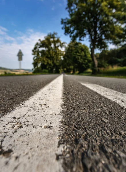 Gran Ángulo Tiro Línea Blanca Carretera Que Marca Desaparecer Distancia —  Fotos de Stock