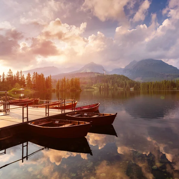 Vista Lago Montês Strbske Pleso Alto Tatras Eslováquia Barcos Água — Fotografia de Stock