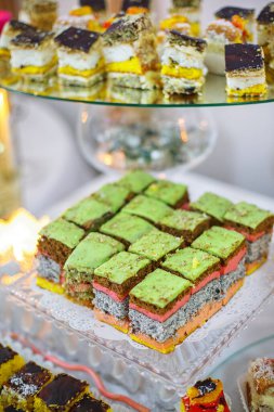 Keklerle nefis bir açık büfe. Tatlı bayram büfesi, kapkekler ve diğer tatlılar. Şeker Çubuğu.
