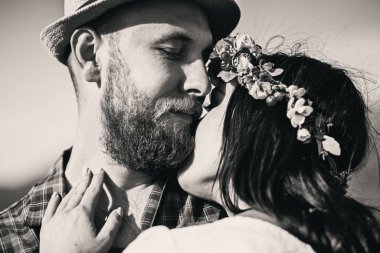 Mutlu çiftlerin portresi. Sakallı bir adam ve çelenkli bir esmer. Aşk.