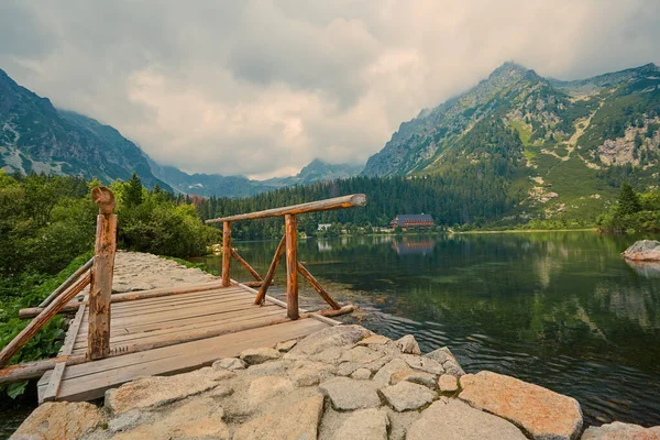 Fußweg Und Holzbrücke See Hoch Den Bergen Instagram Effekt Retro — Stockfoto