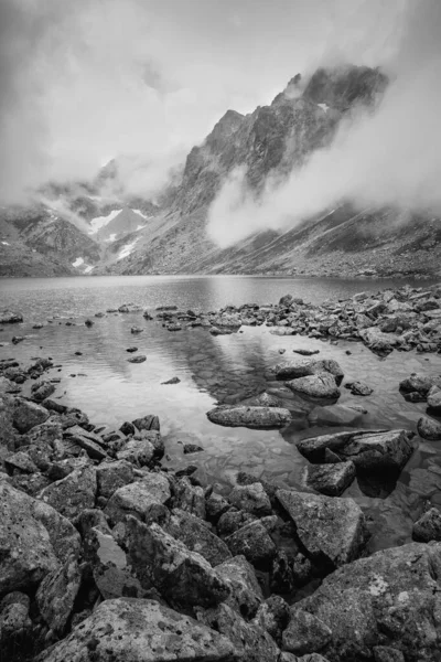 Mountain range and lake Hincovo Pleso in Slovakia. — Stock Photo, Image