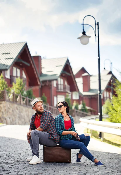 Coppia Innamorata Strada Seduta Una Valigia Strada Amore Guardatevi Negli — Foto Stock