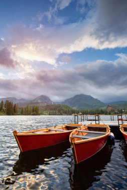 Strbske Gölü 'ndeki kırmızı botlar. Yüksek Tatras Dağları Ulusal Parkı ve Slovakya 'daki güzel dağ gölü