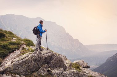 İnsan gezgin dağ zirvesinde hava manzarasının tadını çıkarıyor. Yüksek Tatras dağları. Slovakya, Avrupa.