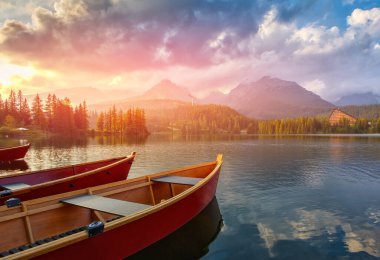 Ulusal Park Lisesi Tatra 'da dağ gölü ve boş tekneler. Slovakya.