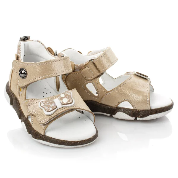 Snygga Beige Baby Sandaler För Flicka Vit Bakgrund Närbild — Stockfoto