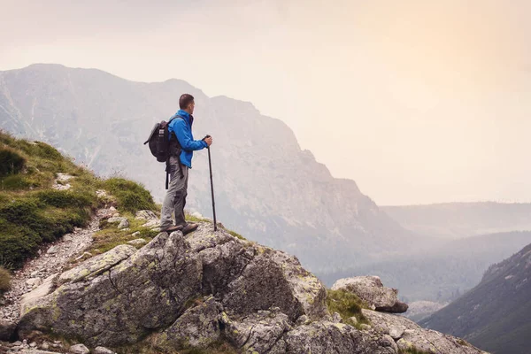 İnsan gezgin dağ zirvesinde hava manzarasının tadını çıkarıyor. Yüksek Tatras dağları. Slovakya, Avrupa.