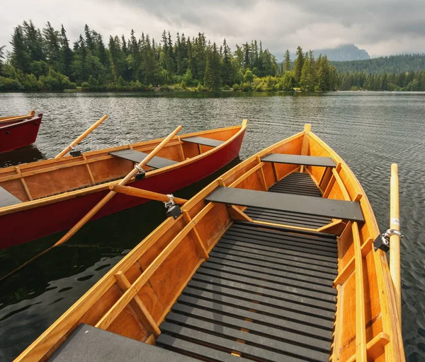 スロバキアの山の湖Strbske Plesoの桟橋でのボート — ストック写真