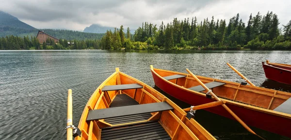 Boote Der Seebrücke Gebirgssee Strbske Pleso Der Slowakei — Stockfoto