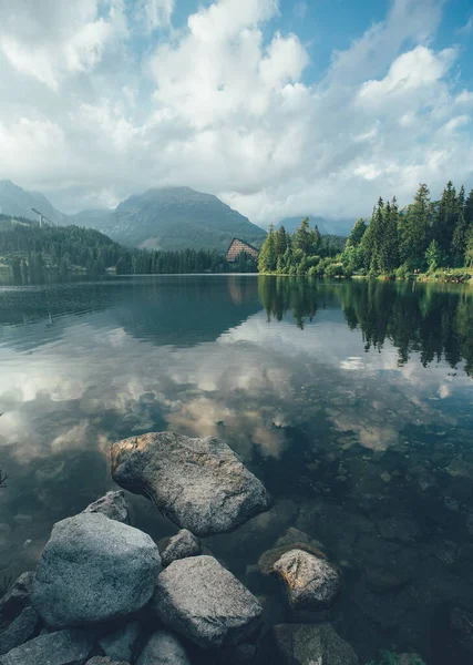 ミラー湖Strbske Pleso スロバキアの高タトラ山脈と山の湖の風景 — ストック写真