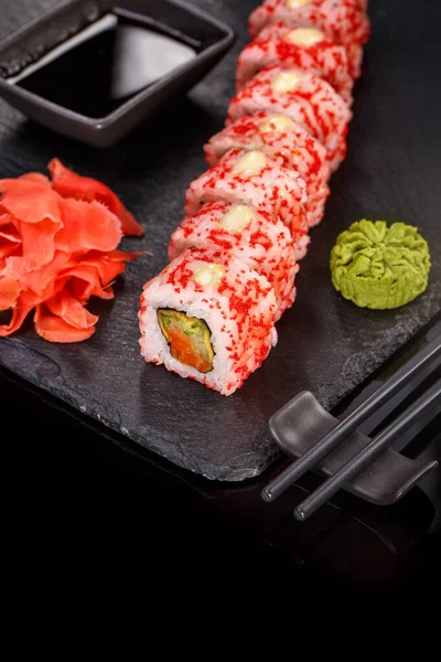 寿司配筷子 酱油和芥末 日本菜 一套寿司卷与蔬菜 鱼和鱼子酱 日式菜单 — 图库照片