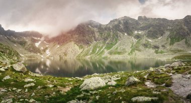 Slovakya 'nın arka planında dağlar olan Hincovo Pleso' nun panoramik görüntüsü.