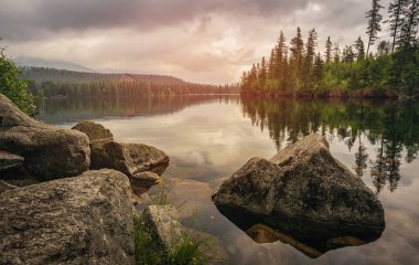 Göl manzaralı. Ulusal Park Lisesi Tatra 'daki huzurlu dağ gölü.