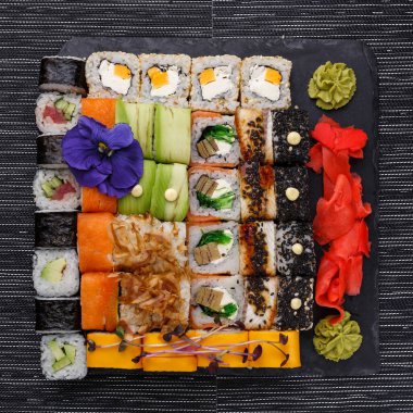 Birçok rolden ve farklı dolgulu suşi seti. Suşi menüsü. Japon gurme suşi..