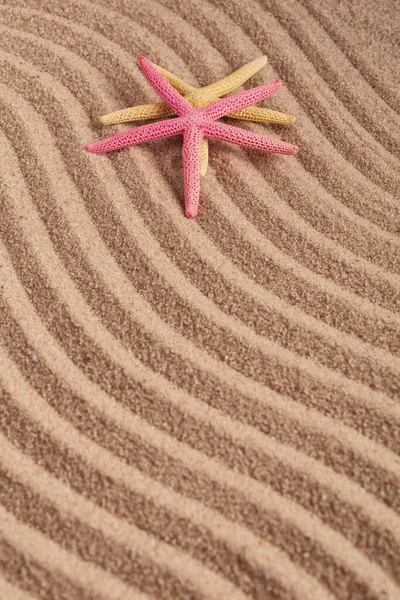 Two Colored Starfish Textured Wavy Sand Top View Concept Summer — Stock Photo, Image