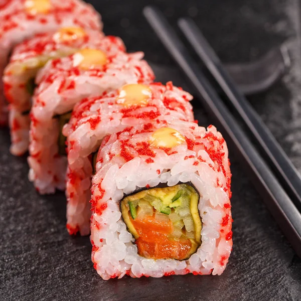 Uramaki Sushi Broodjes Bedekt Met Rode Kaviaar Gevuld Met Zalm — Stockfoto