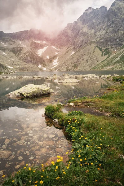 Der See Ist Von Bergen Umgeben Die Sich Wasser Spiegeln — Stockfoto