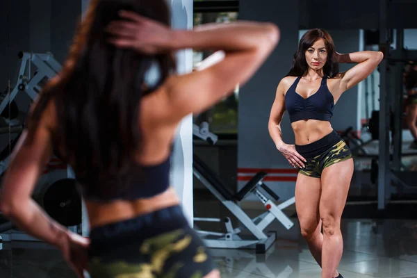 Hermosa Morena Practicando Gimnasio Chica Posa Sobre Fondo Los Simuladores — Foto de Stock