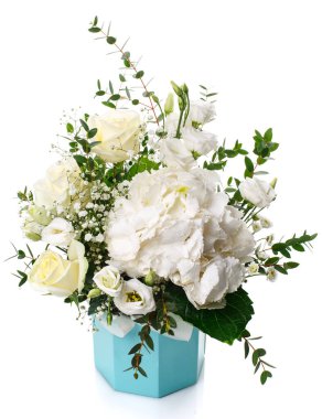 Beyaz güller, okaliptüs ve beyaz arkaplanda beyaz ortanca çiçekleri olan lüks bir çiçek düzenlemesi..