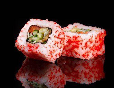 Siyah arka planda suşi. Suşi restoranı menüsü yapmak için mükemmel..